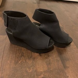 Pierre Dumas Black Wedges